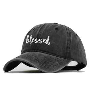 Casquette de baseball en coton lavé gris anthracite avec broderie blanche blessed
