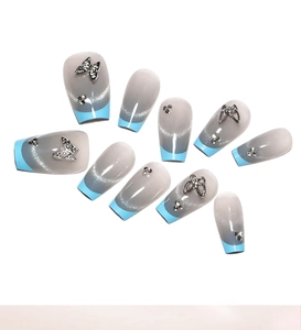 Détails de faux ongles French bleus avec papillons en métal 3D et effet œil de chat