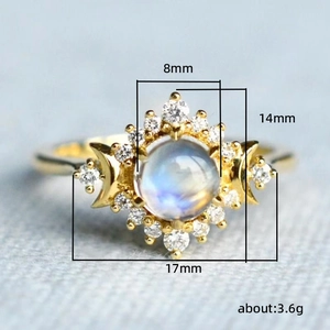 Bague bohème en or avec pierre de lune bleue et croissants de lune style déesse du soleil