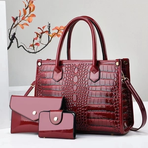 Ensemble de trois sacs à main rouges en cuir verni à motif crocodile avec pochette