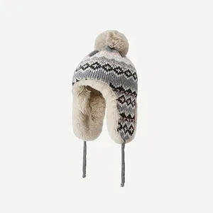 Détail du bonnet trappeur en tricot avec doublure pelucheuse et motif jacquard