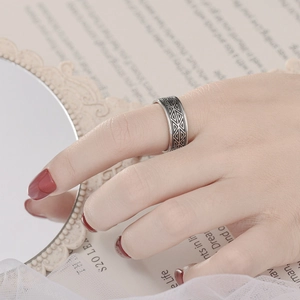 Anello acchiappasogni vintage in acciaio inossidabile con motivo geometrico nero al dito