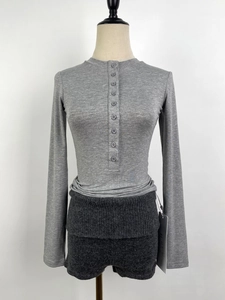 Haut Henley manches longues gris clair avec short en maille texturée gris foncé pour femme