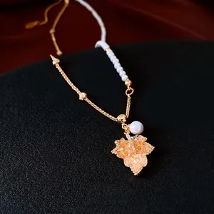 Collana placcata oro 18K con perle e ciondolo a foglia d'acero arancione su supporto