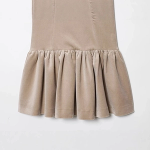 Robe mini en velours kaki avec ourlet à volants plissés et détails doux