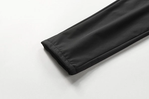 Nahaufnahme der schwarzen Fleece-Hose mit hochwertigen Nähten und glatter Textur am Saum