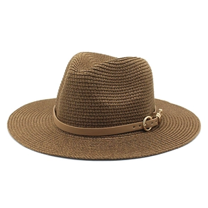 Chapeau Panama en paille marron foncé avec texture tissée et ceinture en cuir à boucle dorée