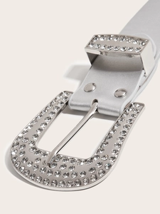 Détails de la boucle en U ornée de strass brillants sur une ceinture de style punk