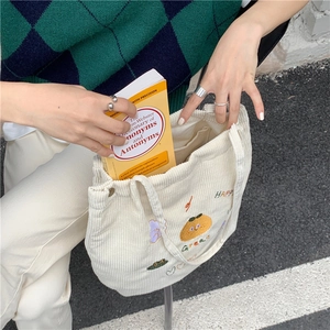 Détail du sac cabas en velours côtelé crème avec broderie mignonne et grande capacité