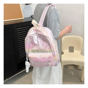 Nahaufnahme des rosa holografischen Rucksacks mit Plüsch-Anhänger an einem Modell