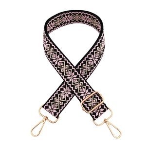 Dettaglio della tracolla jacquard etnica rosa e oro con moschettoni in metallo