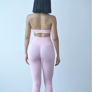Vista posteriore di un set sportivo rosa con reggiseno a scollo all'americana e leggings