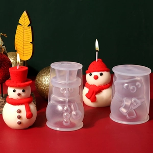 Dettaglio degli stampi in silicone a pupazzo di neve e candele natalizie rosse