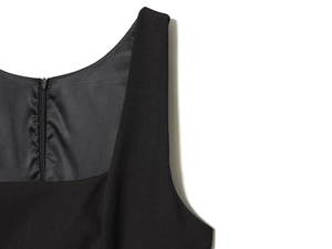 Détail de la fermeture éclair invisible et du tissu tissé noir de haute qualité