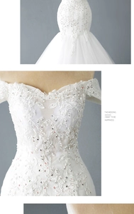 Détail d'une robe de mariée à épaules dénudées avec broderie de dentelle et sequins