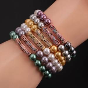 Bracelets empilables en perles de nacre avec tubes en cuivre sertis de zircons colorés