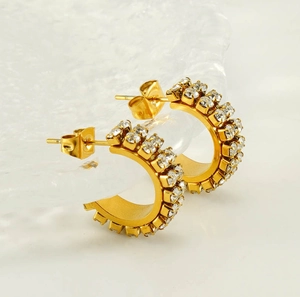 Détail de boucles d'oreilles en forme de C plaquées or 18K avec deux rangées de cristaux