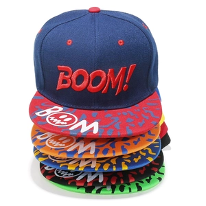 Hip-Hop Snapback Caps mit BOOM-Stickerei und Graffiti-Flachrand in verschiedenen Farben