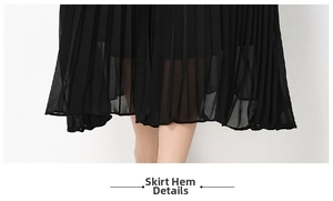 Détail de l'ourlet plissé et du tissu translucide sur cette robe noire élégante