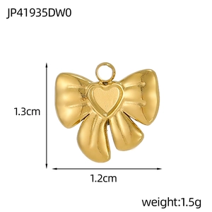 Détail d'un pendentif coeur papillon plaqué or mesurant 1,3 cm par 1,2 cm