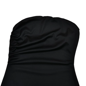 Détail de la robe dos nu en dentelle noire montrant les fronces et la texture du tissu