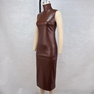 Vue détaillée de la texture en cuir PU marron et de l'ourlet fendu de la robe longue