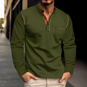Détail d'un t-shirt Henley vert armée à manches longues avec poche poitrine et tissu texturé