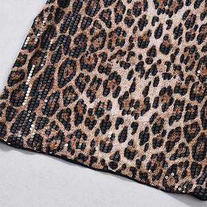 Détail des paillettes à motif léopard sur le tissu d'une robe dos nu à décolleté plongeant