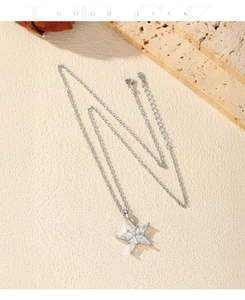 Dettaglio della collana con ciondolo a stella in argento S925 e zirconi lucenti