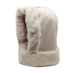 Dettaglio del cappello invernale con fodera in ecopelliccia ed esterno in camoscio