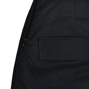 Nahaufnahme des hochwertigen schwarzen Stoffes mit verdecktem Reißverschluss und Taschendetail
