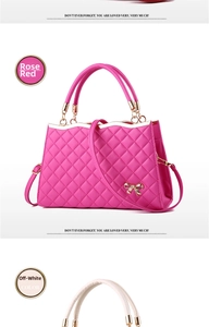 Détails des sacs à main matelassés rose rouge et beige avec nœuds métalliques décoratifs