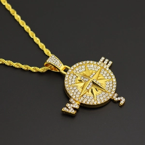 Collier boussole hip-hop doré avec strass étincelants sur une chaîne de type corde