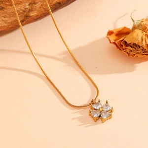 Élégant collier trèfle doré avec cristaux en forme de cœur et chaîne serpent raffinée