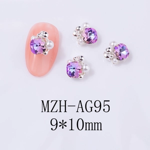 Makroaufnahme von 9x10mm lila quadratischen Kristall-Nagel-Charms mit Perlen und Perlen