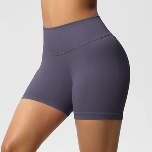 Détail du short de yoga sans couture taille haute avec texture compressive violet foncé