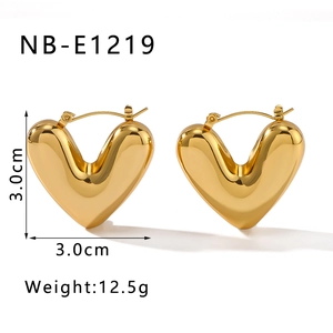 Detail view of 18K gold hollow heart earrings with 3.0cm size and 12.5g weight specs