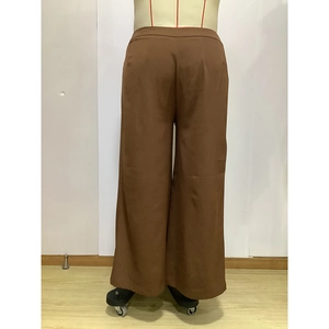 Rückansicht der braunen Weitbeinhose mit hoher Taille, elegantem Schnitt und Stoffstruktur