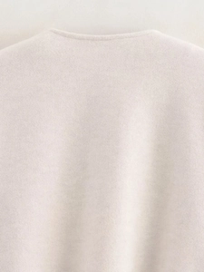 Gros plan sur le tissu doux en laine de la veste aviateur beige avec texture premium