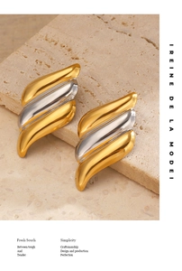 Macro des boucles d'oreilles ailes asymétriques avec placage bicolore or et argent poli