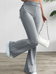 Détail du pantalon évasé gris à taille haute avec cordon de serrage et plis en tricot