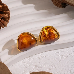 Boucles d'oreilles triangles en résine ambre Maillard avec bordure dorée élégante