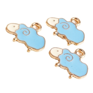 Set mit drei hellblauen und weißen Schaf-Anhängern aus Legierung mit Goldfinish