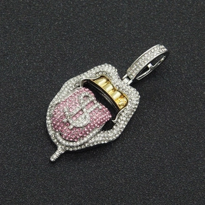 Gros plan d'un pendentif hip hop avec langue rose sertie et signe dollar doré