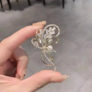 Elegant gold pearl flower bouquet brooch with sparkling rhinestones for women clothing