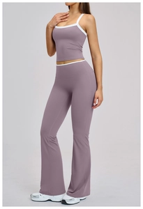Gedetailleerd vooraanzicht van de paarse yogaset met witte biezen en uitlopende broek