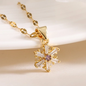 Exquis collier plaqué or 18 carats avec pendentif flocon de neige orné de zircons