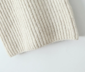Detailansicht der cremefarbenen Rippstrick-Textur aus hochwertigem, elastischem Material