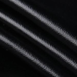 Makroaufnahme der Textur und glänzenden Oberfläche des schwarzen Kunstleder-Materials