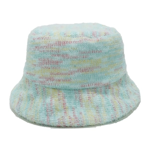 Chapeau bob en peluche bleue avec des rayures colorées jaunes et rouges en tricot doux